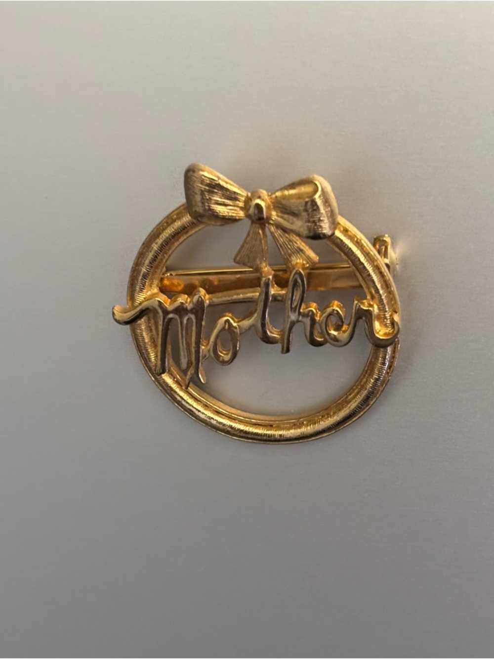 Gold 'Mother' Script Bow Circle Brooch